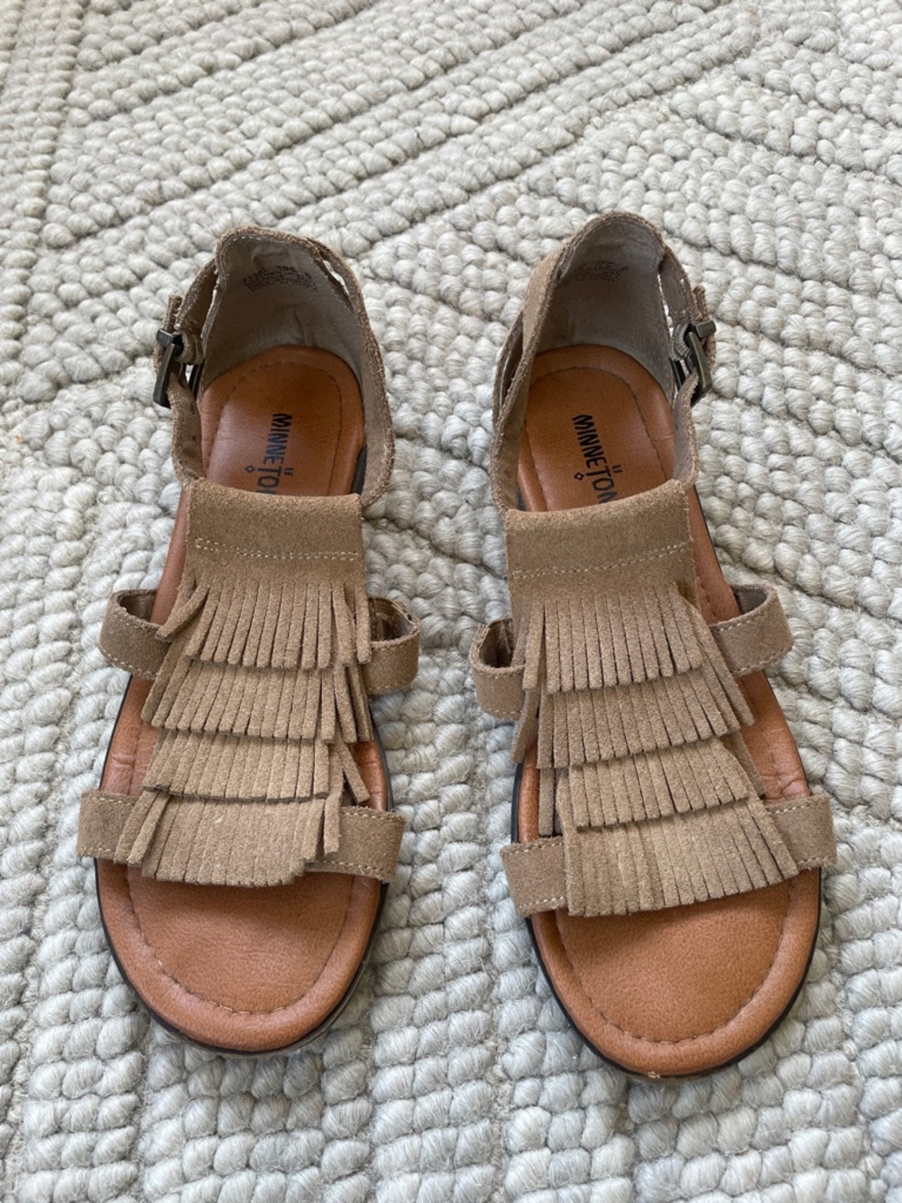 Minnetonka fringe leather sandal - size 6